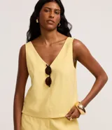 Musculosa Marfinno de viscosa color amarillo claro, con escote en V y corte sin mangas.