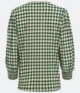 Blusa de jersey con estampado geométrico en tonos blanco, negro y verde. Tiene escote en V, mangas 3/4 abullonadas con elástico en los puños y cierre frontal con botones.