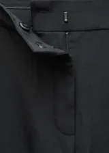 Pantalón de vestir de corte recto y tiro medio, confeccionado en una mezcla de lana y poliéster. Presenta trabillas en la cintura, bolsillos laterales y cierre oculto de botón, gancho y cremallera.