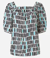 Blusa de crepé con estampado geométrico en negro y celeste sobre fondo blanco, escote cuadrado y mangas cortas abullonadas.
