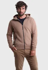 Canguro color tostado con cierre frontal, capucha, bolsillos con cierre y puños y dobladillo acanalados.