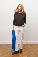 Sweater de punto color marrón, con cuello redondo y manga larga.