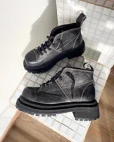 Botas acordonadas de cuero vacuno con efecto desgastado, de caña media y suela track robusta. Presentan costuras a la vista en tono contrastante y tirador en la parte trasera.