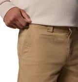 Short Columbia Acker Rock Short de mezcla de algodón en color beige, con trabillas para cinturón, cierre de botones y múltiples bolsillos utilitarios.