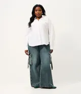 Pantalón de jean wide leg color azul, de tiro medio con bolsillos cargo laterales y diseño amplio en las piernas.