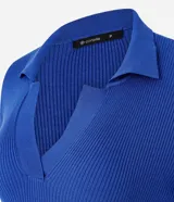 Blusa de manga larga con textura acanalada, cuello polo y escote en V. Confeccionada en tejido de viscosa y poliamida, presenta un corte regular que se ajusta de forma anatómica al cuerpo.