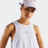Musculosa deportiva New Balance Infinity Propel color violeta claro, sin mangas, con bajo recto y logotipo reflectante mate en el pecho.