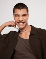 Collar de cuentas esféricas metálicas con baño de oro de 18k, con cierre de tipo hormiga.