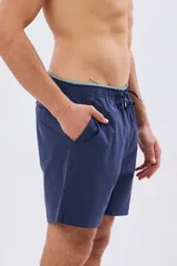 Short de baño liso color coral, confeccionado en tela flexible elastizada, con diseño versátil para uso dentro y fuera del agua.