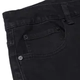 Jeans de corte recto y tiro medio, confeccionados en denim negro con acabado stone wash. Presenta diseño clásico de cinco bolsillos, cierre con cremallera y detalles de marca como remaches con logo y parche trasero.