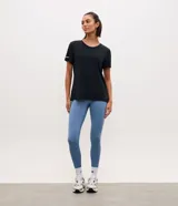 Remera deportiva de manga corta y cuello redondo, color blanco, con textura y detalle reflectante de la marca Get Over.