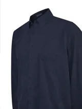 Camisa de manga larga confeccionada en tejido de cotele de algodón orgánico. Presenta cuello clásico con botones, cierre frontal con botones, puños abotonados y un bolsillo en el pecho con el logo de la marca bordado.