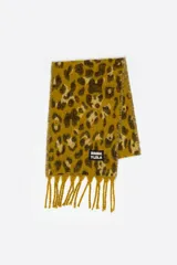 Bufanda de lana con estampado animal print de leopardo en tonos mostaza y marrón, con bordes desflecados y etiqueta de la marca Bimba y Lola cosida en el frente.