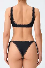 Calzón de bikini negro con tiras laterales regulables y ribete estampado a cuadros en tonos marrones y blancos.