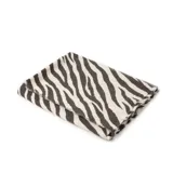 Pashmina rectangular con estampado animal print de cebra en tonos blanco y negro, con bordes desflecados.