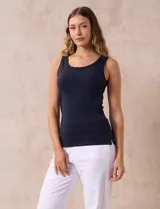 Musculosa amarilla de algodón con cuello redondo y sisas anchas.