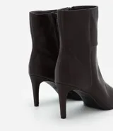 Bota de caña media Satinato confeccionada en poliuretano, con diseño de punta fina y tacón fino de 8 cm. Presenta cierre lateral con cremallera para un ajuste práctico.