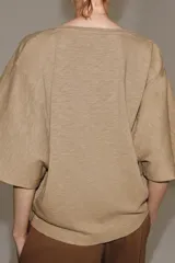 Camiseta negra de corte regular fit, con escote en V y mangas cortas amplias.
