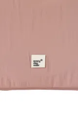 Cartera tipo tote bag de nylon color negro, con bolsillos laterales con cordón ajustable, asas de hombro y detalle de etiqueta frontal.