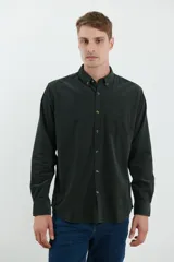 Camisa de manga larga confeccionada en pana de algodón, con cuello button-down y bolsillo frontal en el pecho.