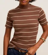 Blusa de ribana color marrón con rayas horizontales blancas, cuello medio, mangas cortas y corte ajustado.