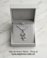 Dije de acero inoxidable con diseño de silueta de niña en relieve.