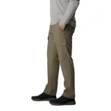Pantalon cargo de corte recto en color verde oliva, con bolsillos laterales con cierre a presión y bolsillos traseros. Diseño versátil con asiento reforzado y tejido elástico.