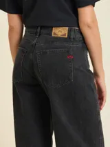 Jean de corte balloon fit, confeccionado en denim de algodón en tono azul claro lavado. Presenta un diseño de tiro medio con costuras laterales curvadas que definen su silueta amplia y relajada.
