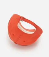 Gorra de sarga de algodón color coral o salmón con visera curva y bordado frontal en hilo amarillo con la palabra "Caliente".