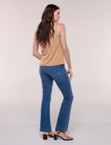 Musculosa de seda fría verde con escote a la base y detalle de aplique metálico dorado en el hombro.