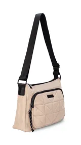 Bandolera de diseño práctico y moderno, confeccionada en tela impermeable color verde militar. Presenta un bolsillo frontal con diseño capitoneado geométrico, cierre principal y bolsillo trasero con cierre. Incluye correa ajustable y detalles en negro.