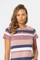 Remera de manga corta con rayas horizontales en tonos celeste, azul y gris. Presenta cuello redondo con abertura de botones.