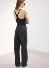 Jeans de corte recto y tiro medio, confeccionados en denim 100% algodón de color gris oscuro con efecto acid wash.