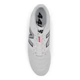Championes de fútbol New Balance modelo 442 V2 Team FG, color blanco con logo lateral en negro y plateado. Presenta un empeine de cuero de calidad superior con patrón de costuras rediseñado, base ligera de TPU con tapones diseñados para terrenos firmes y cierre con cordones.