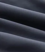 Bermuda de running para hombre, color beige claro, confeccionada en microfibra tecnológica. Presenta cintura elástica con cordón ajustable y bolsillos funcionales.