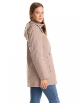 Gabardina impermeable de alta densidad color beige, con capucha desmontable, cierre metálico oculto bajo cartera con botones a presión dorados y forro interno desmontable.