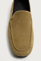 Mocasín casual para hombre confeccionado en piel con acabado en serraje color marrón, con diseño liso, detalle de bordón y suela ultrafina.