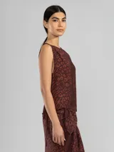 Musculosa marrón con estampado animal print, de corte holgado y lazos laterales ajustables.