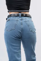 Jeans mom fit de tiro alto y lavado azul medio, con pernera relajada y dobladillo vuelto en los tobillos.