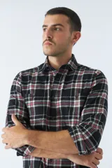 Camisa de viyela a cuadros negros, blancos y rojos, de corte slim fit, con bolsillos en el pecho, manga larga y cierre con botones.