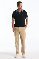 Pantalón chino de corte recto color beige, con cierre de botón y cremallera, y bolsillos laterales.