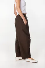 Pantalón de algodón color marrón chocolate, de corte holgado y relajado con diseño abullonado, cintura elástica con cordón ajustable y bolsillos laterales.