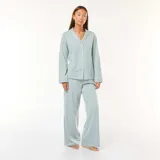 Conjunto de pijama largo celeste con estampado de lunares blancos. Incluye camisa de manga larga con cuello y botones, y pantalón de corte recto.