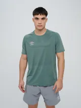 Remera deportiva Umbro modelo Axis para hombre, de color verde con diseño texturizado en el pecho y logo de la marca estampado en contraste.