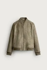 Campera bomber color verde militar de corte relaxed fit, confeccionada en tejido efecto ante, con cuello, puños y dobladillo en rib elástico, bolsillos frontales de vivo y cierre central con cremallera.