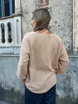 Blusa Elina de lino y algodón color camel, con corte holgado, escote redondo y mangas tres cuartos.