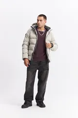 Campera puffer con capucha, diseño acolchado y cierre frontal. Presenta un calce cómodo y liviano, ideal para el uso diario en invierno.