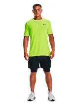 Short deportivo 2 en 1 Under Armour, compuesto por un short exterior tejido ultraligero y un short de compresión integrado. Presenta paneles perforados para ventilación, bolsillos laterales y cintura con cordón ajustable.