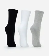 Kit de tres pares de medias deportivas blancas de caña media, con suela de toalla y tejido texturizado.