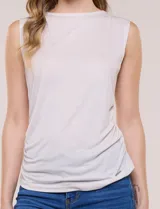 Musculosa blanca de modal y lyocell, de marca Elie Tahari, con escote a la base, sin mangas y frunces drapeados en los laterales.